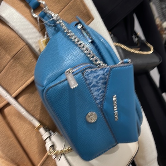 MICHAEL KORS
Maisie Large Pebbled Leather 2-in-1 Sling Pack
Teal
NWT - Picture 11 of 16